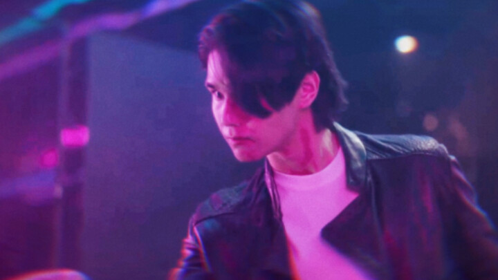 Tam Thiếu vừa là ca sĩ, lại vừa đích thị là giang hồ; thương em trai hết mực nhưng cách dạy dỗ lại đ