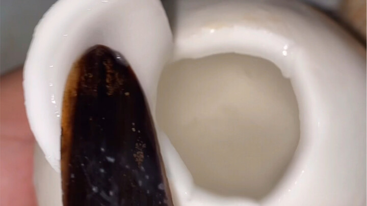 Para ahli Hainan membuka kelapa tanpa menggunakan pisau