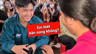 Lần đầu tiên DiVA Cát Thy phỏng vấn TRAI ĐẸP dân quân mua bánh tráng trộn