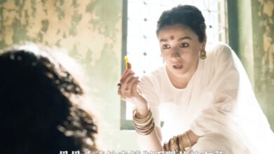 فتاة هندية تقف في الشارع للمرة الأولى وتتقاضى 200 يوان فقط