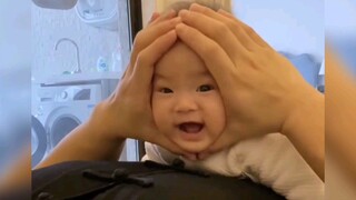 Lebih baik bermain dengan bayi sedini mungkin, anak kecil yang paling lucu di dunia