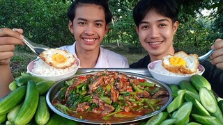 ผัดคะน้าปลากระป๋อง ข้าวไข่ดาวกินร้อนๆ กับอากาศหนาวๆ