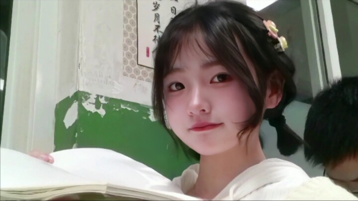 The teacher assigned me a new female desk mate who’s also a girl!