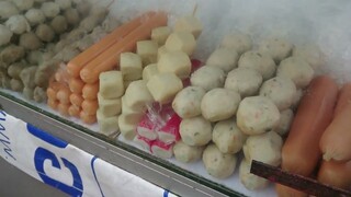 ส้มตำ ลูกชิ้นทอด นัว Thailand Street Food Papaya Salad and Meat Ball Fish Ball with spicy source
