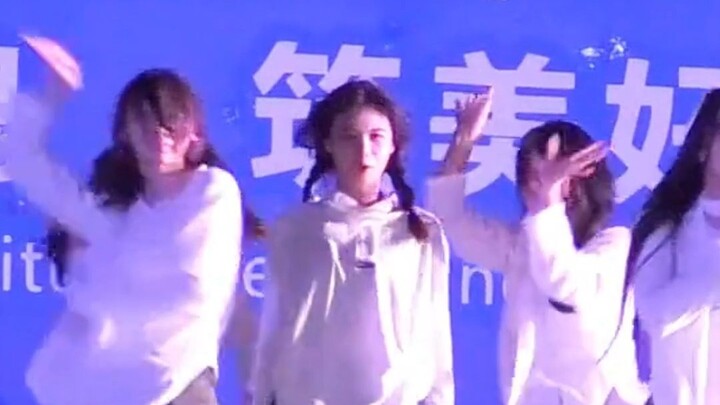 การแสดงเต้นของสาวๆ เปิดฉากมาสุดตื่นตาตื่นใจ