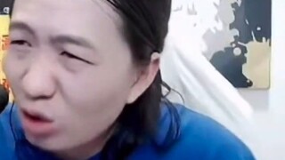 Điểm tín dụng của Đức Hoa bị trừ 5 lần trong một đêm. Anh ấy tức giận đến mức ngừng phát sóng và bỏ 