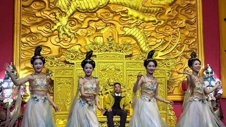Chongqing, Qingyu Banquet Dragon Throne Dance: Eyeglasses Brother truly is the boss—nothing throws h