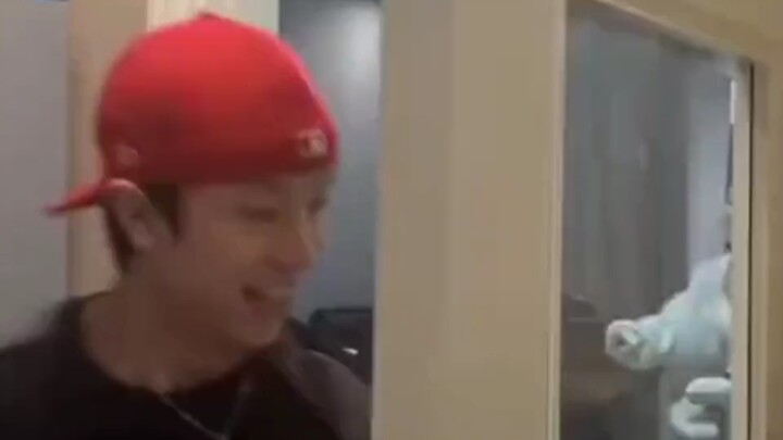 Saat kamu membaca chat antara pacarmu dan sahabatnya