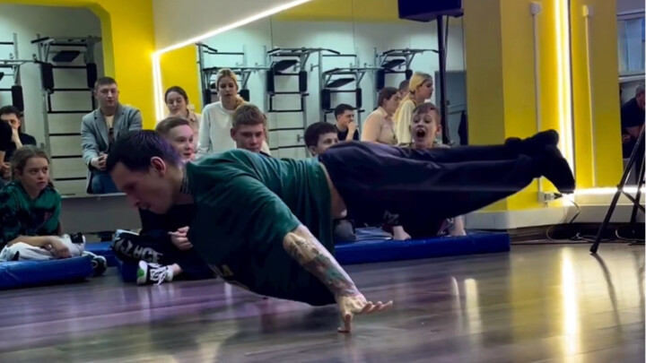 Nhảy đường phố đẳng cấp vương giả: Anh chàng này trình một loạt động tác quá đỉnh, khả năng kiểm soá