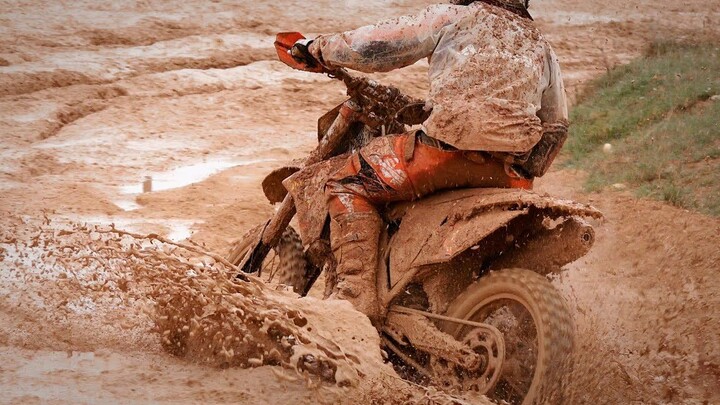 Hiện trường té xe, dân bùn vui quá chừng!