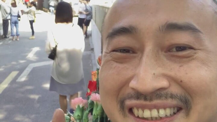 คุณลุงใจดีพาเจ้าดอกไม้สวยๆ ไปหาสาวน้อยเพื่อถ่ายรูป ช่างเหมาะเจาะจริงๆ เพราะผู้หญิงเห็นดอกไม้ทีไรก็ต้