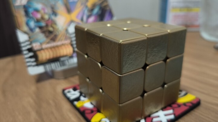 "Gerchard" membuat Kubus Glion Golden Rubik miliknya sendiri