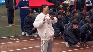 Điều tôi sợ nhất là một anh chàng vũ công giao lưu lại sân chơi. Chẳng lẽ trong trường không có ai a