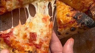 Tebak kamu lagi ngidam: Potong beberapa pizza yang baru matang