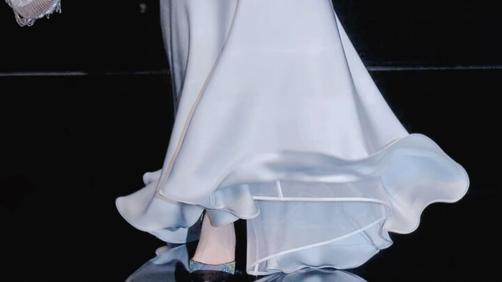 This is the kind of dress a true heart’s “white moonlight” deserves!! [Second Throw]