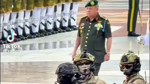 কত সুন্দর ভাবে মালয়েশিয়ার জাতির পিতা তাকে সম্মান দেখাচ্ছে ধন্যবাদ