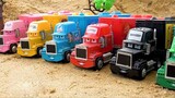 Có xe vận tải đầy đủ màu sắc, máy xúc, xe pháo công trình xây dựng, xe vận tải đáng yêu ngủ nhập gara xe hơi.