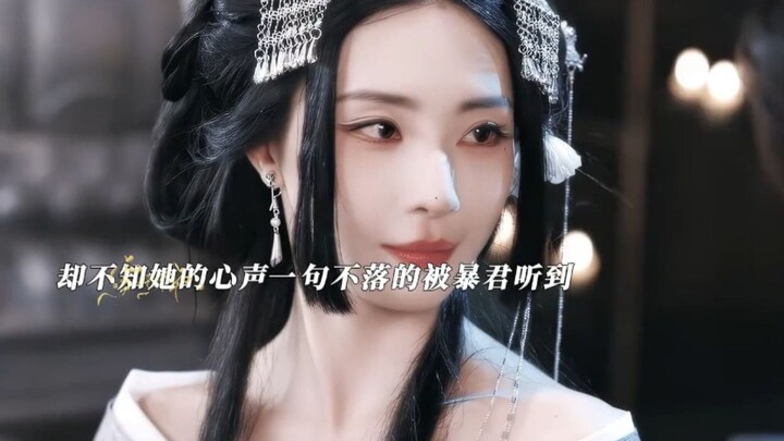 Perempuan penulis novel yang terjebak dalam cerita berusaha balik ke dunia asalnya dengan selalu mel