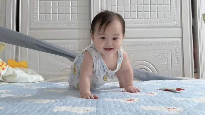 Everyone, please keep an eye on the kid while I go to the bathroom.