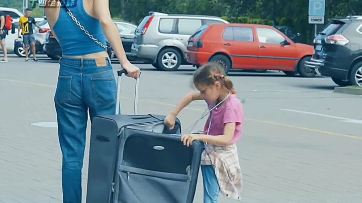 Gadis Kecil Bersembunyi di Kotak Perhiasan dan Selamat!