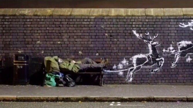 Nghệ sĩ Banksy nhân dịp Giáng sinh đã vẽ cho những người vô gia cư trên đường phố hai chú tuần lộc đ