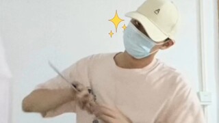 Challenge Madam Red's knife-wiping action ✧(≖ ◡ ≖✿)