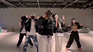 Vũ đạo bị nghi ngờ trong bài hát mới Fire của SEVENTEEN bị rò rỉ (sai)