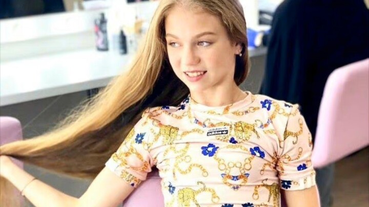 لماذا تبدو خطوة “السلطعون” لدى تروسوفا سهلة إلى هذا الحد؟ اطلع على عضلات بطنها وستفهم السبب!