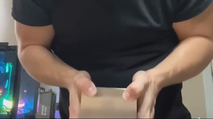 我买了一个4000美元的镇纸 I bought a $4,000 paper weight