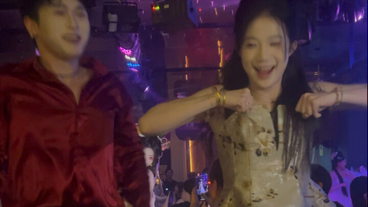 Haha, even being a customer can’t stop you from dancing!