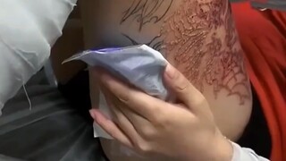 พี่สาวลบรอยสักเจ็บปวดมาก แต่ฉันกลับหัวเราะ