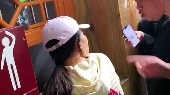 หญิงสาวแซงคิวซื้อตั๋วที่สถานที่ท่องเที่ยว ถูกผู้คนตำหนิแล้วก็ยังไม่ยอมไป ทำเป็นหน้าด้านอยู่ต่อ!