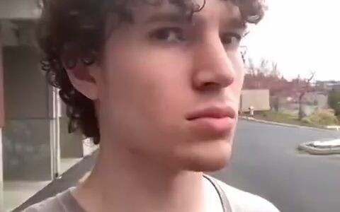 ก่อนอื่นฉันไม่ใช่เกย์ ประการที่สองฉันไม่ใช่เกย์ และสุดท้ายคือฉันจริงๆ แล้วไม่ใช่เกย์