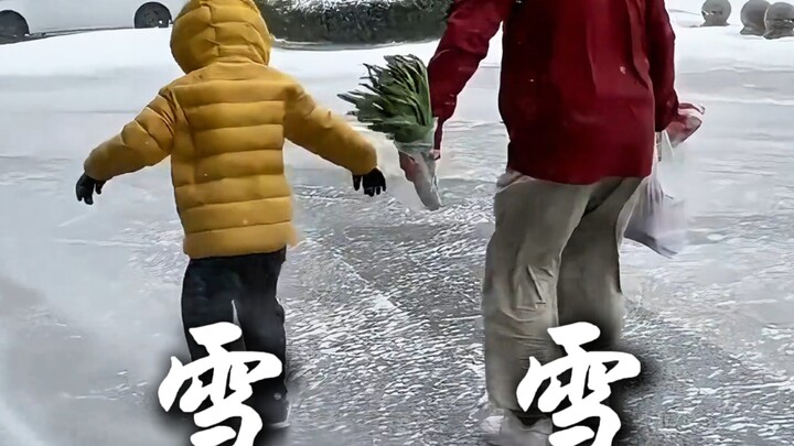 لأصدقائي في الجنوب الذين لم يروا الثلج من قبل، أشارككم عدة أنواع من الثلج؛ فلا يُعقل ألا تكونوا قد ت