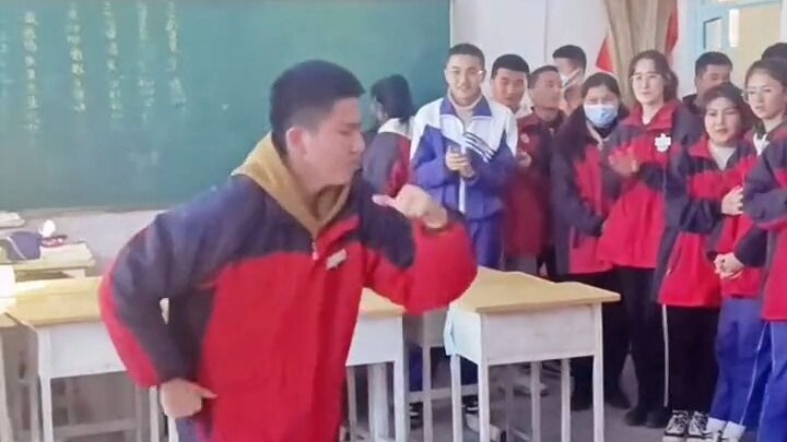 活力新疆！4月26日新疆一所中学课间休息学生大秀贝伦舞