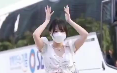 Đài phát thanh Wendy vừa đi làm vừa nhảy “Queendom”, cô nàng xinh xắn đáng yêu của chúng ta dù đi là