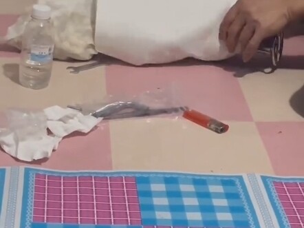 Người đàn ông nổ bỏng ngô trên chiếc giường ấm, làm được cả túi mà lũ trẻ vẫn thích mê. Lưu ý: Hành 