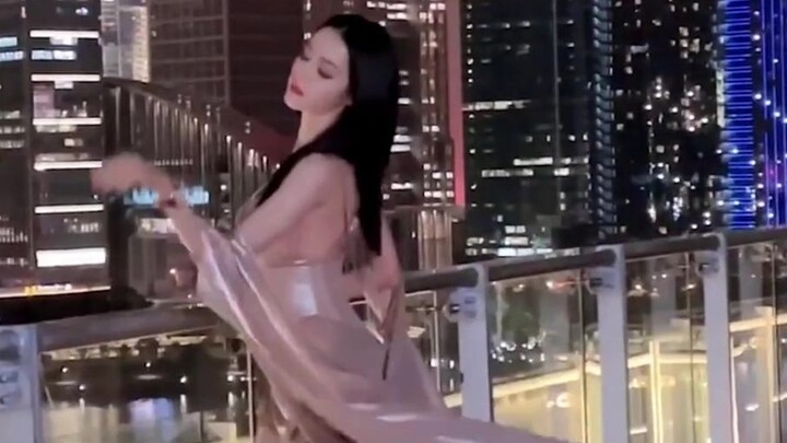 Ree Jia memang keren abis! Dengan mudah beralih antara imej gadis murni yang polos dan wanita cantik