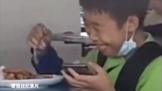 Công ty quản lý bất động sản thúc giục cư dân nộp phí nên cư dân đã trực tiếp lấy 6.400 xu để nộp ph