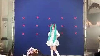 هيناتا هاشيموتو ترتدي زي ميكو هاتسوني وترقص على إنستغرام