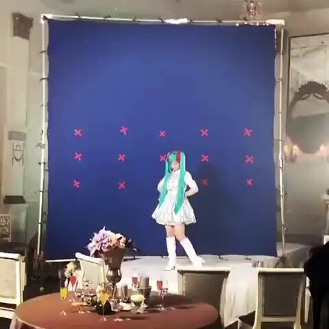 هيناتا هاشيموتو ترتدي زي ميكو هاتسوني وترقص على إنستغرام
