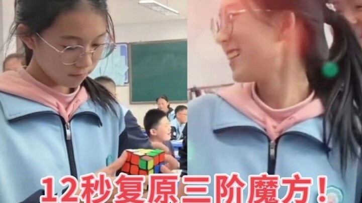 Sangat hebat! Cewek ini dengan mudah menyelesaikan kubus Rubik 3x3 hanya dalam 12 detik, bikin anak 