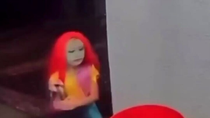 This year, two clips of “kids going door-to-door for candy” that went viral overseas on Halloween ha