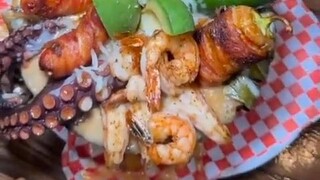 Mexican specialty: Molcajete hot pot, a single serving is already packed to the brim—would you like 