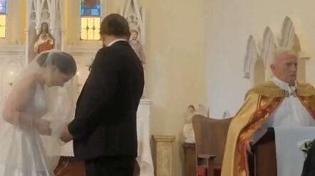 婚礼上神父忘了宣布接吻后…