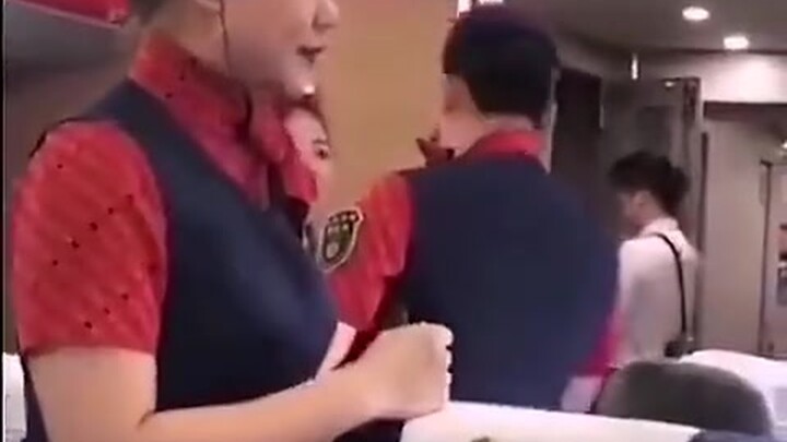 Cô ấy khóc không phải vì cảm thấy tủi thân, mà là vì có người đã đứng ra nói thay cho cô.