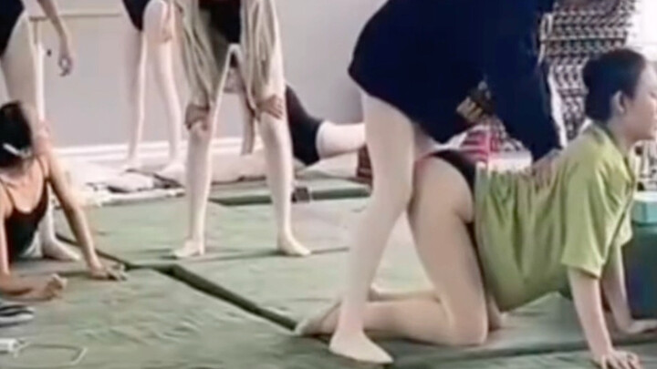 ถ้าหัวเราะก็ให้ทุกคนเป็นไก่ตัวผู้ขับรถบัส • 211