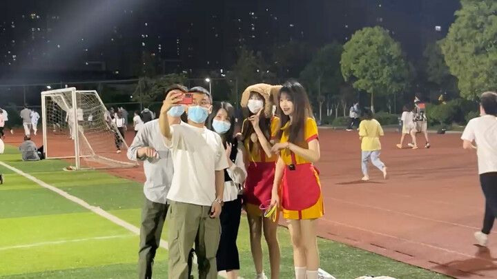 在操场被辅导员逮住了