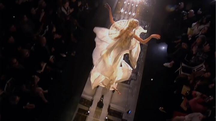 Xianxian's little elf is dancing (so ethereal!)