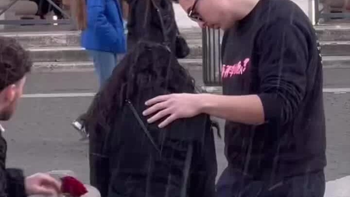 “ให้กุหลาบแก่ผู้อื่น ฝ่ามือยังคงหอม”